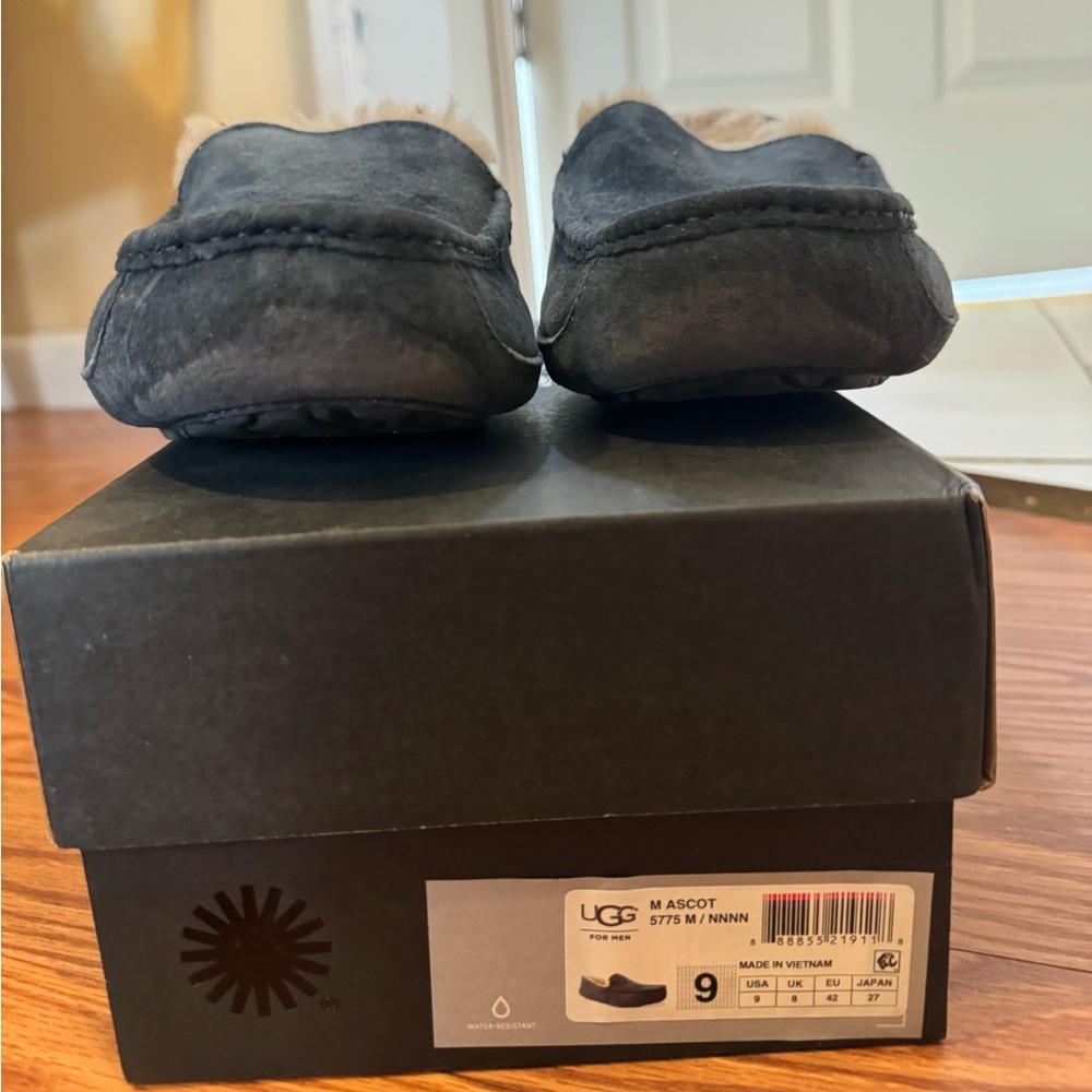 Uggs Mens Ascot Slipper. Size 9. Deep Ocean color. Used but good condition.